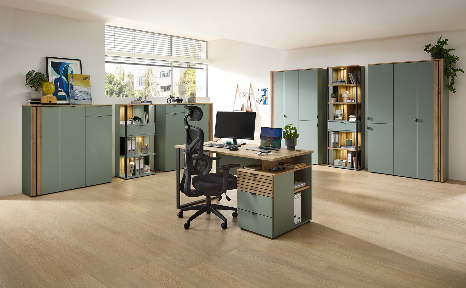 Moderne Büroeinrichtung mit Schreibtisch, Bürostuhl und mehreren Schränken in einem hellen Raum, seitliche Perspektive.