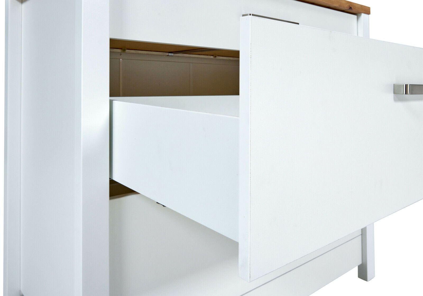 Nahaufnahme eines weißen Schubkastenunterschranks mit geöffneter Schublade, seitliche Perspektive