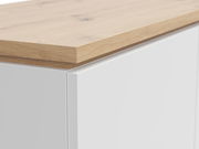 Nahaufnahme eines XORA Highboards mit weißer Front und Holzoberfläche, seitliche Perspektive