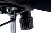 Nahaufnahme der Unterseite eines Drehstuhls mit Fokus auf den Mechanismus und Einstellknopf.