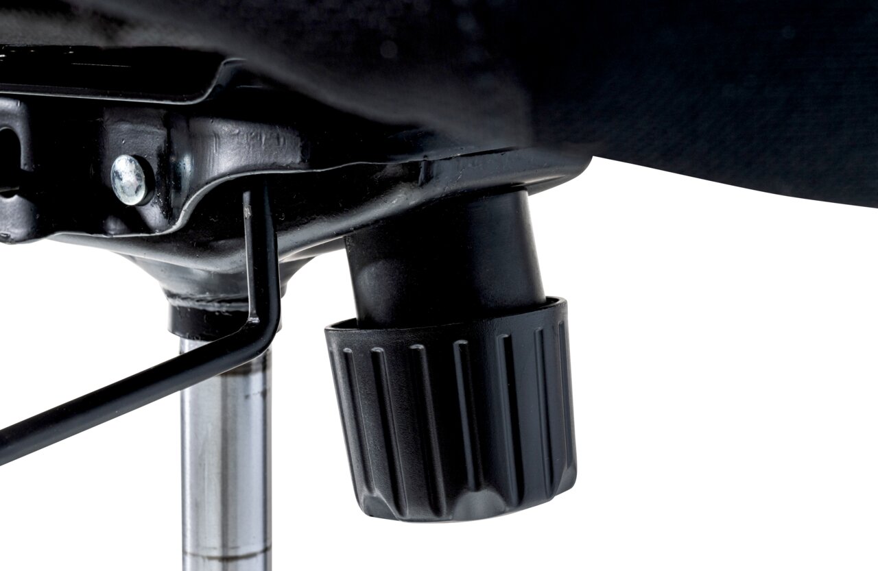 Nahaufnahme der Unterseite eines Drehstuhls mit Fokus auf den Mechanismus und Einstellknopf.