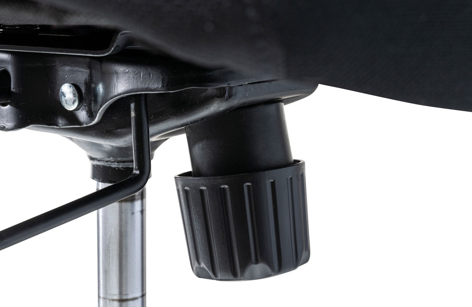 Nahaufnahme der Unterseite eines Drehstuhls mit Fokus auf den Mechanismus und Einstellknopf.