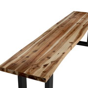 Gartenbank aus Holz mit natürlicher Maserung, seitliche Perspektive