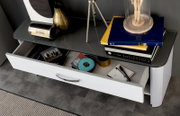 Moderne Bank mit offener Schublade, von oben fotografiert, mit Büchern, einer Uhr und Dekorationen auf der Oberfläche.