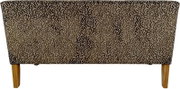 Rechthoekige gestoffeerde poef met een bruin-beige stoffen bekleding met abstract patroon en vier lichte houten poten, vooraanzicht op ooghoogte tegen een witte achtergrond