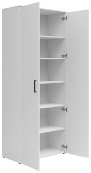 Weißer Mehrzweckschrank mit offenen Türen, fünf verstellbaren Einlegeböden und schwarzem Griff, perspektivisch von vorne links betrachtet.