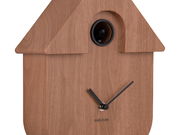 Vorderansicht einer modernen Wanduhr in Form eines Vogelhauses aus Holz mit schwarzen Zeigern und einem runden Zifferblatt.