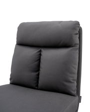 Nahaufnahme der Rückenlehne eines grauen Stuhls mit gepolstertem Kissen, seitliche Perspektive.