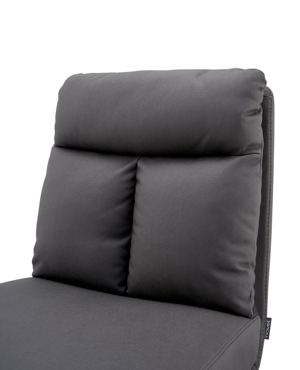 Novel Stuhl EMMA Nahaufnahme der Rückenlehne eines grauen Stuhls mit gepolstertem Kissen, seitliche Perspektive.