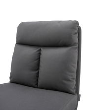 Nahaufnahme der Rückenlehne eines grauen Stuhls mit gepolstertem Kissen, seitliche Perspektive.