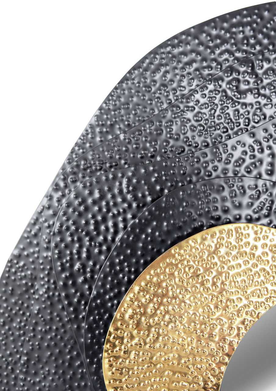 Nahaufnahme eines Spiegels mit strukturiertem, geschwungenem Rahmen in Schwarz und Gold.