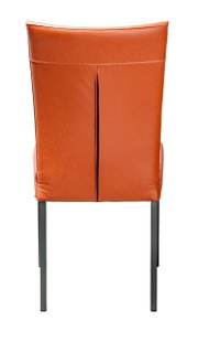 Rückansicht eines modernen Stuhls mit orangefarbenem Lederbezug und schwarzen Metallbeinen.