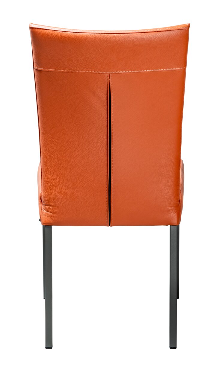 Rückansicht eines modernen Stuhls mit orangefarbenem Lederbezug und schwarzen Metallbeinen.