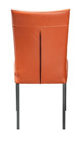 Rückansicht eines modernen Stuhls mit orangefarbenem Lederbezug und schwarzen Metallbeinen.