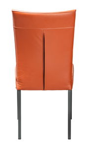Rückansicht eines modernen Stuhls mit orangefarbenem Lederbezug und schwarzen Metallbeinen.