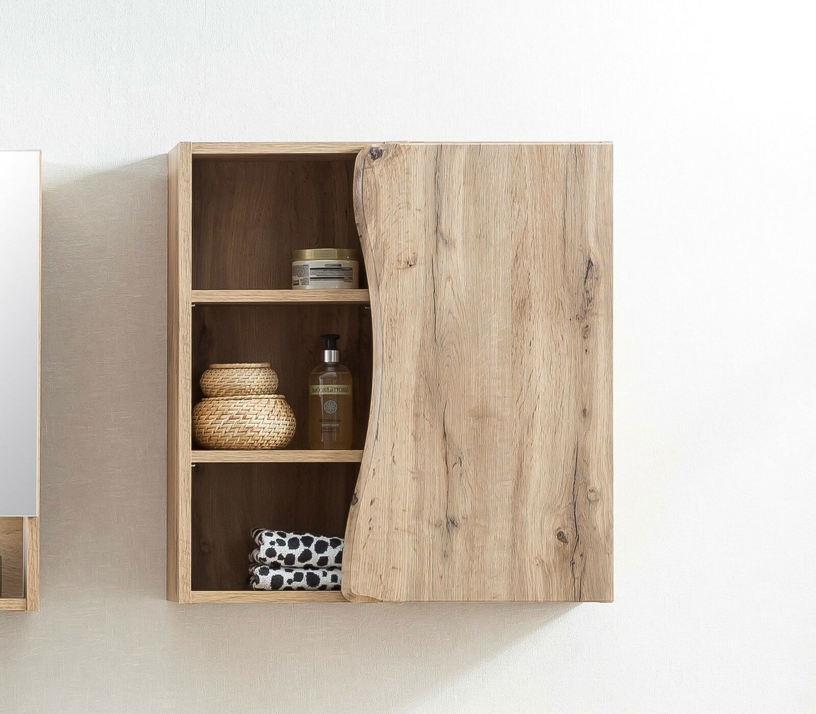 Hängeschrank aus Holz mit offener und geschlossener Seite, gefüllt mit Körben und Pflegeprodukten, Frontalansicht