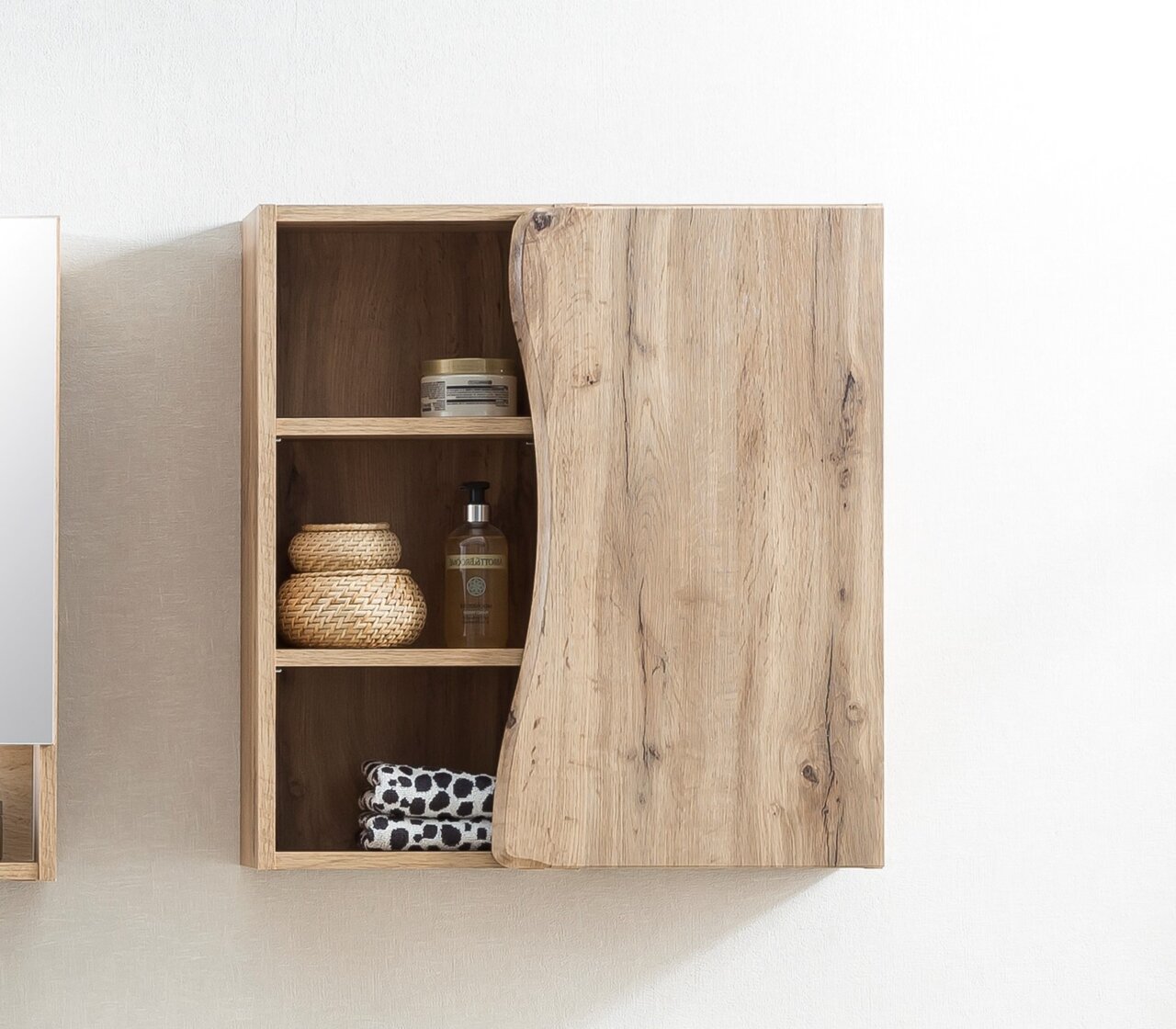 Hängeschrank aus Holz mit offener und geschlossener Seite, gefüllt mit Körben und Pflegeprodukten, Frontalansicht