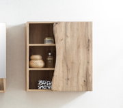 Hängeschrank aus Holz mit offener und geschlossener Seite, gefüllt mit Körben und Pflegeprodukten, Frontalansicht