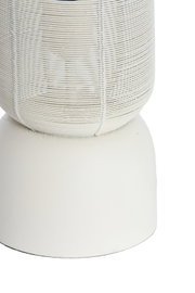 Close-up in vooraanzicht van een witte decoratieve vaas met een fijn geribbelde, bolle bovenzijde en een gladde cilindrische voet.