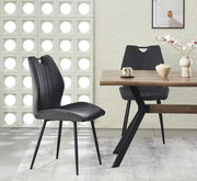 Moderner Esszimmerstuhl in Dunkelgrau mit vertikaler Steppung und schwarzen Metallbeinen am Holzesstisch, seitliche Perspektive im hellen Wohnambiente