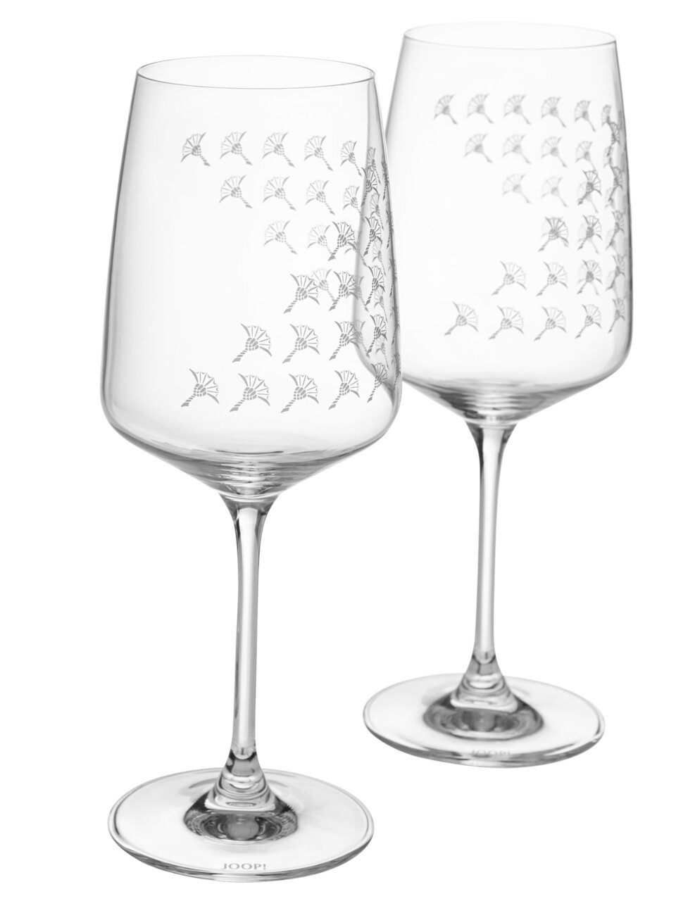 Zwei elegante Weißweingläser mit feinem Muster, seitliche Perspektive