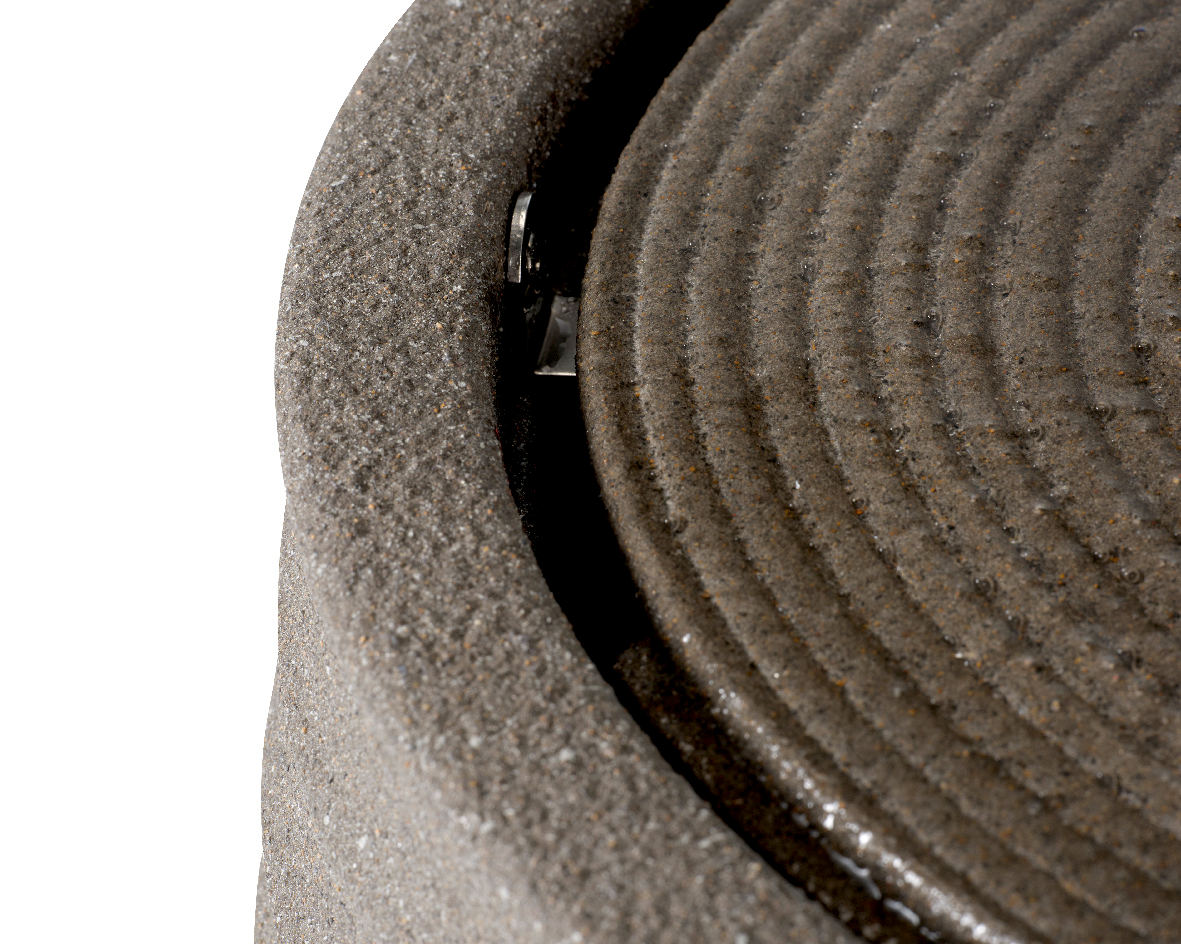 Nahaufnahme eines runden, geriffelten Objekts aus recyceltem Kunststoff, von oben betrachtet.