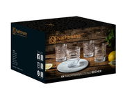 Vier Nachtmann Ethno Becher aus feinem bayerischen Kristall, auf einem Holztisch arrangiert, mit Zitronenscheiben und Kräutern im Hintergrund. Perspektive: seitlich von vorne.