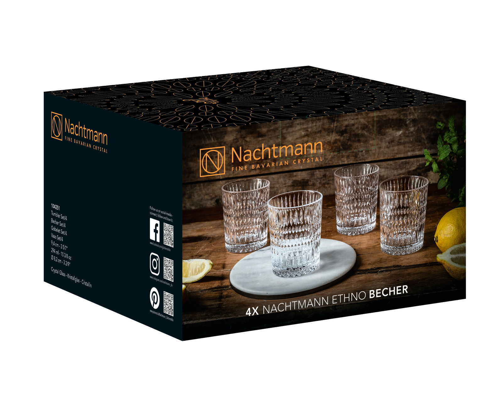 Vier Nachtmann Ethno Becher aus feinem bayerischen Kristall, auf einem Holztisch arrangiert, mit Zitronenscheiben und Kräutern im Hintergrund. Perspektive: seitlich von vorne.