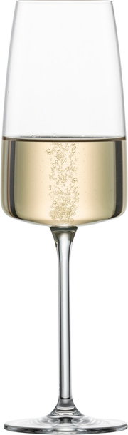 Schaumweinglas mit leichtem, frischem Schaumwein, seitliche Perspektive