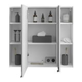 Geöffneter Spiegelschrank mit drei Türen, gefüllt mit Pflegeprodukten, Zahnbürsten und Steckdose, frontal betrachtet.