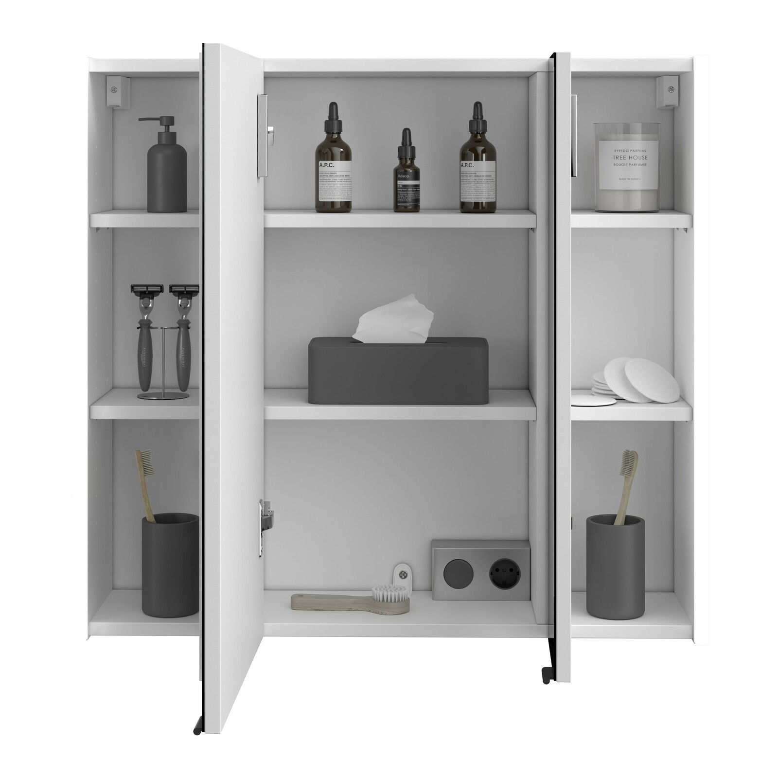 Geöffneter Spiegelschrank mit drei Türen, gefüllt mit Pflegeprodukten, Zahnbürsten und Steckdose, frontal betrachtet.