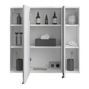 Geöffneter Spiegelschrank mit drei Türen, gefüllt mit Pflegeprodukten, Zahnbürsten und Steckdose, frontal betrachtet.