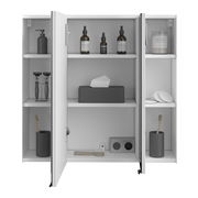 Geöffneter Spiegelschrank mit drei Türen, gefüllt mit Pflegeprodukten, Zahnbürsten und Steckdose, frontal betrachtet.