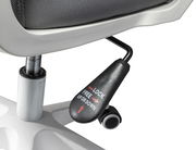 Nahaufnahme eines Drehstuhls mit Fokus auf die Höhenverstellung und Arretierung, seitliche Perspektive.