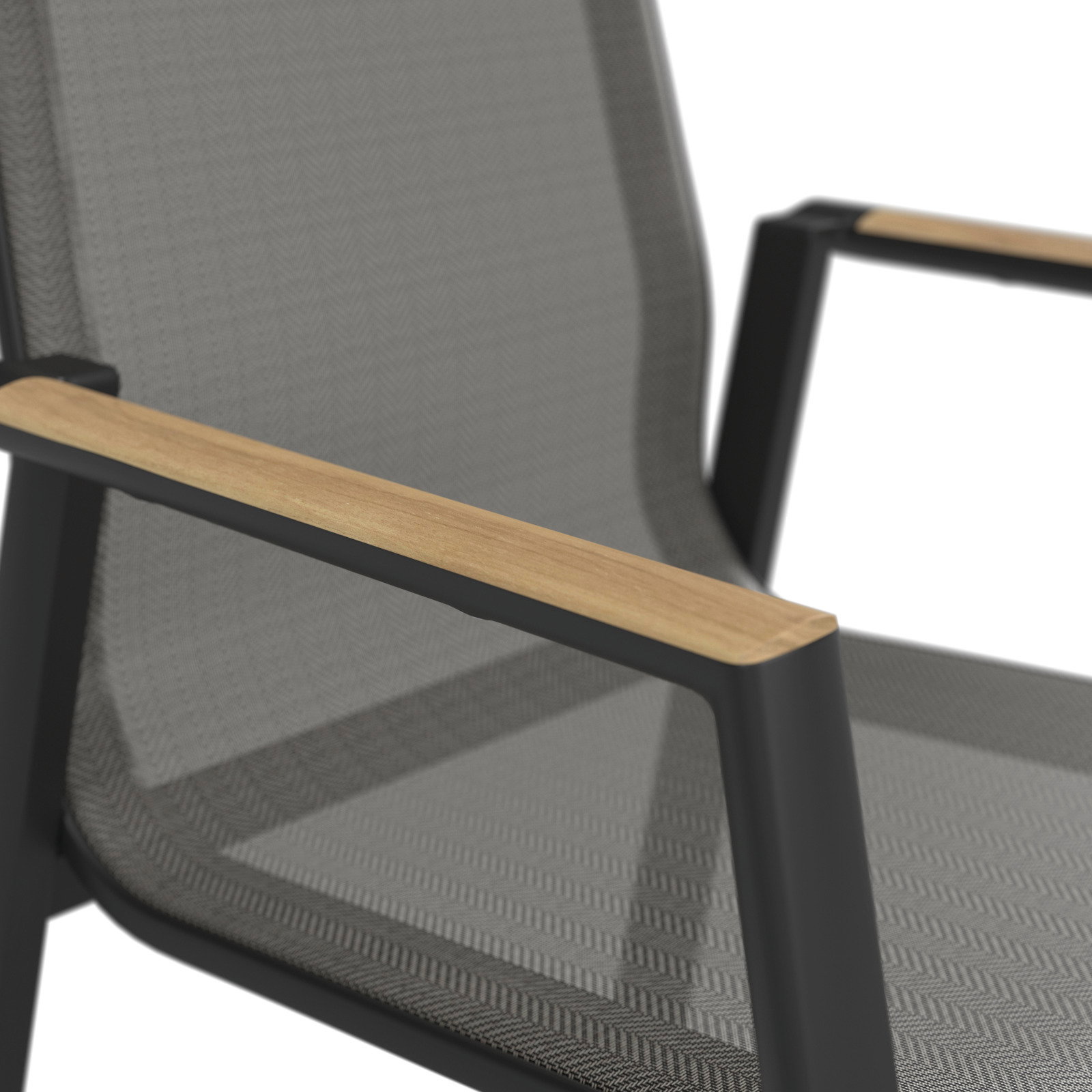 Nahaufnahme eines Stapelstuhls mit grauem Stoffbezug und Armlehnen aus Holz, seitliche Perspektive