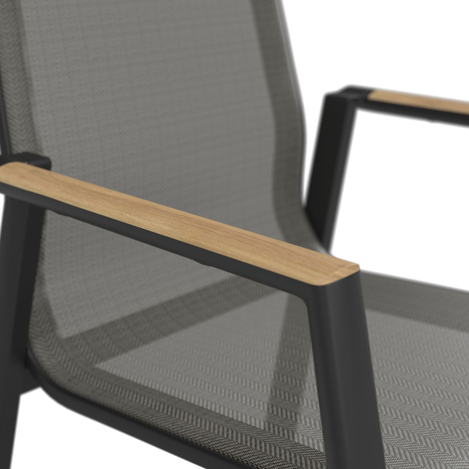 Nahaufnahme eines Stapelstuhls mit grauem Stoffbezug und Armlehnen aus Holz, seitliche Perspektive