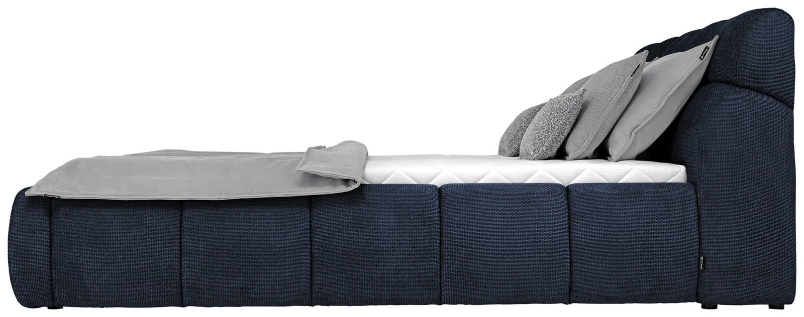 Seitliche Ansicht eines modernen Polsterbetts in Dunkelblau mit grauen Kissen und Decke.