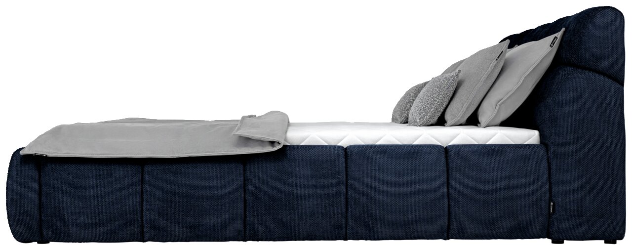 Seitliche Ansicht eines modernen Polsterbetts in Dunkelblau mit grauen Kissen und Decke.
