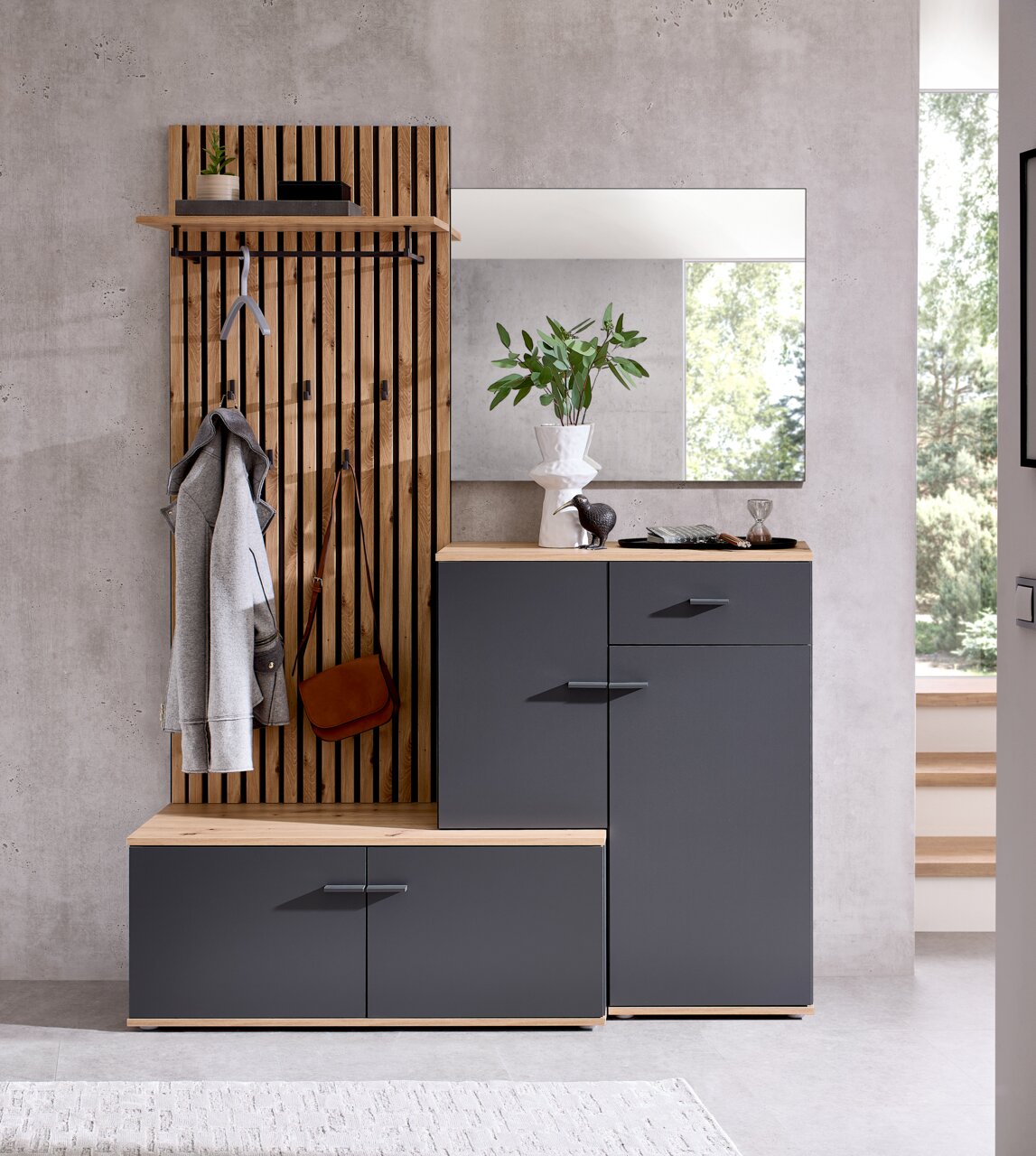 Kompaktgarderobe mit grauen Schränken, Holzdetails und Spiegel, frontal betrachtet