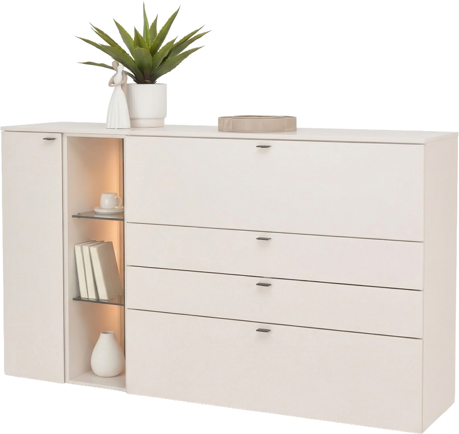 Witte moderne dressoir/ladekast met vier brede lades, links een deur en een open vak met glazen planken en warme verlichting gefotografeerd in frontaal aanzicht (licht schuin van voren) op een witte achtergrond, met decoratie bovenop.