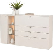 Witte moderne dressoir/ladekast met vier brede lades, links een deur en een open vak met glazen planken en warme verlichting; gefotografeerd in frontaal aanzicht (licht schuin van voren) op een witte achtergrond, met decoratie bovenop.