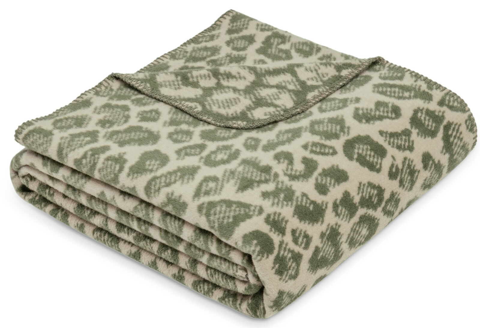 Gefaltete Wohndecke mit grünem Leopardenmuster, seitliche Perspektive