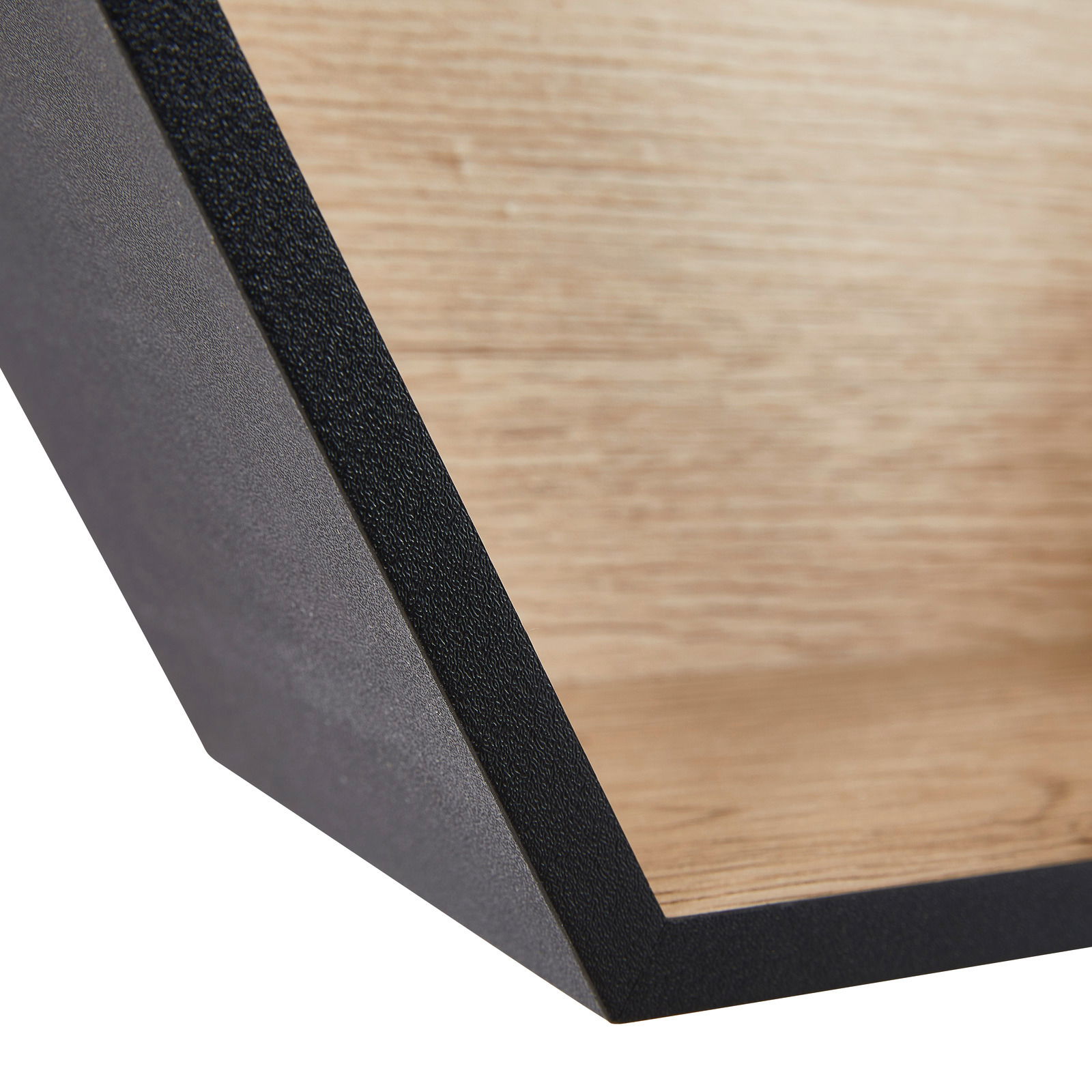 Nahaufnahme eines Wandregals mit schwarzem Metallrahmen und Holzrückwand, seitliche Perspektive