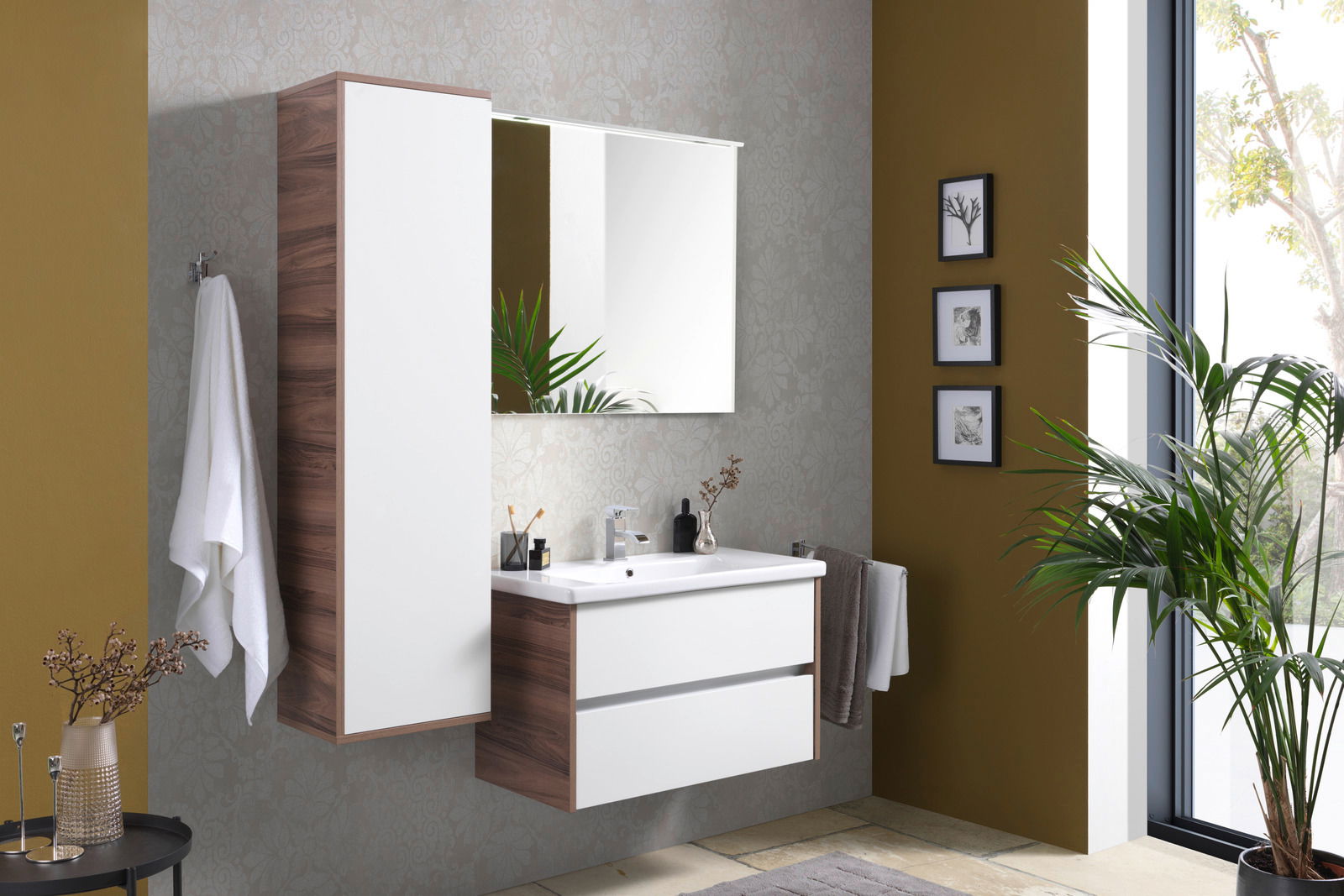 Moderner Hochschrank in Holzoptik mit weißer Front, links im Badezimmer montiert, seitliche Perspektive