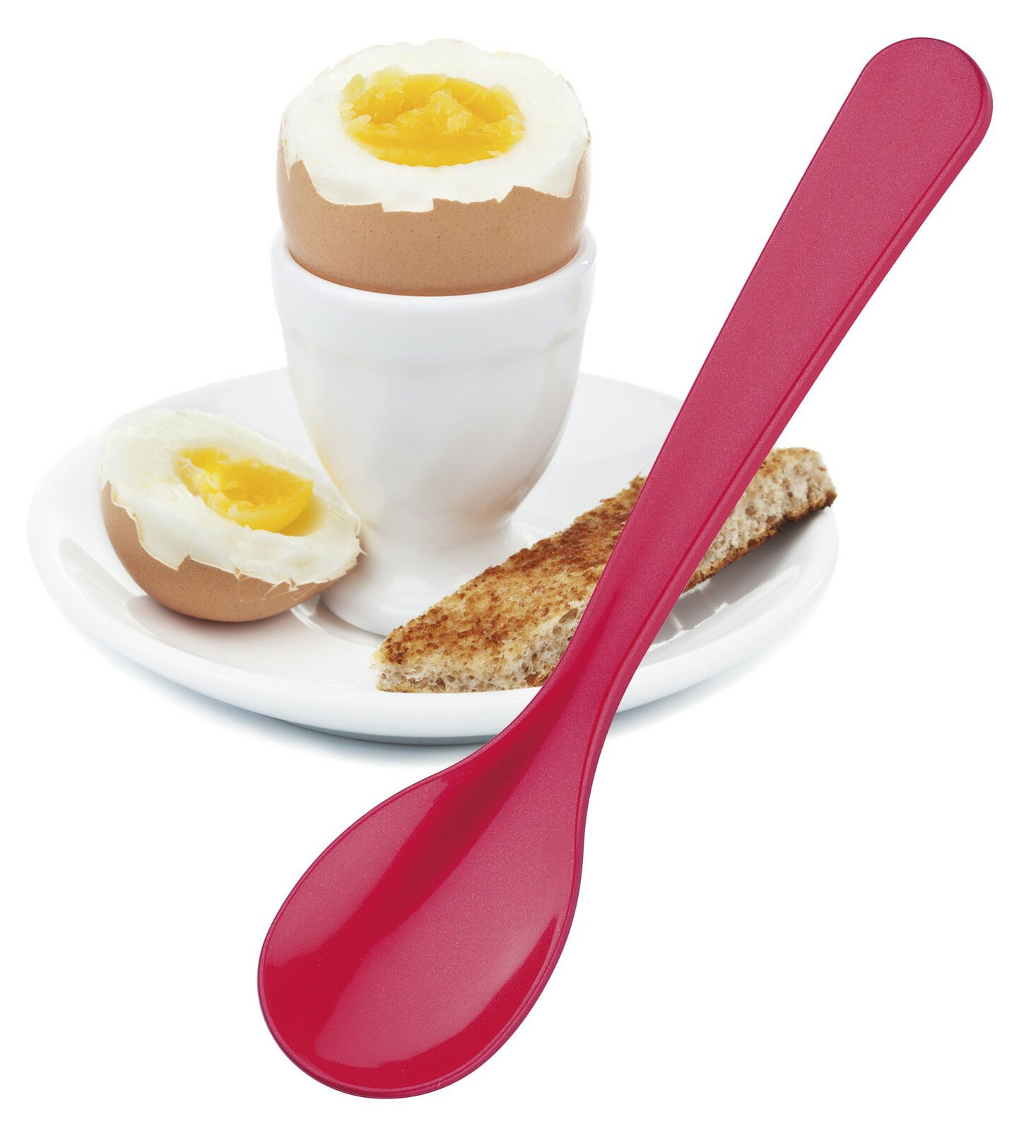 Roter Eierlöffel in Nahaufnahme vor einem gekochten Ei im Eierbecher auf einem Teller mit Toaststreifen.