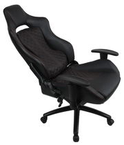 Schwarzer Gaming Stuhl mit roten Nähten, seitliche Perspektive