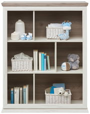 Regal mit mehreren Fächern, gefüllt mit Kinderbüchern, Spielzeug und Körben, aus einer frontalen Perspektive.