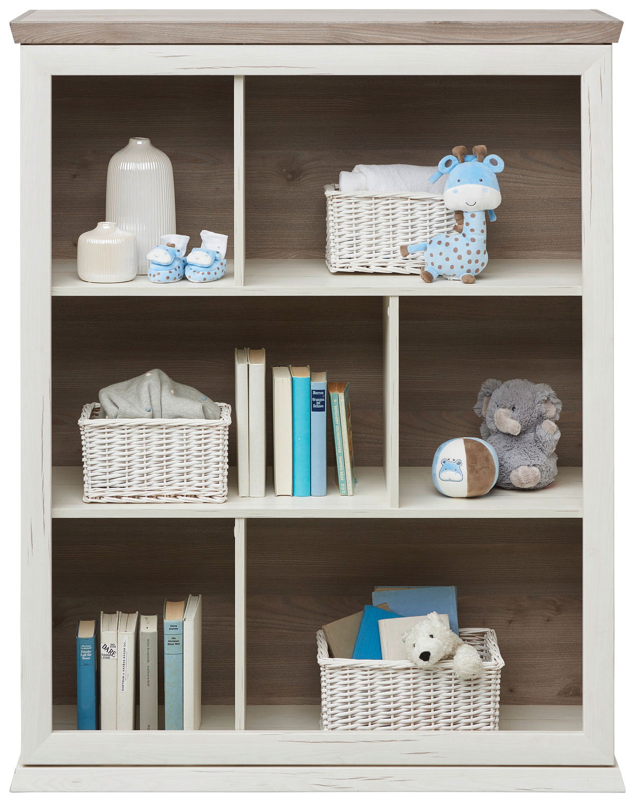 Regal mit mehreren Fächern, gefüllt mit Kinderbüchern, Spielzeug und Körben, aus einer frontalen Perspektive.