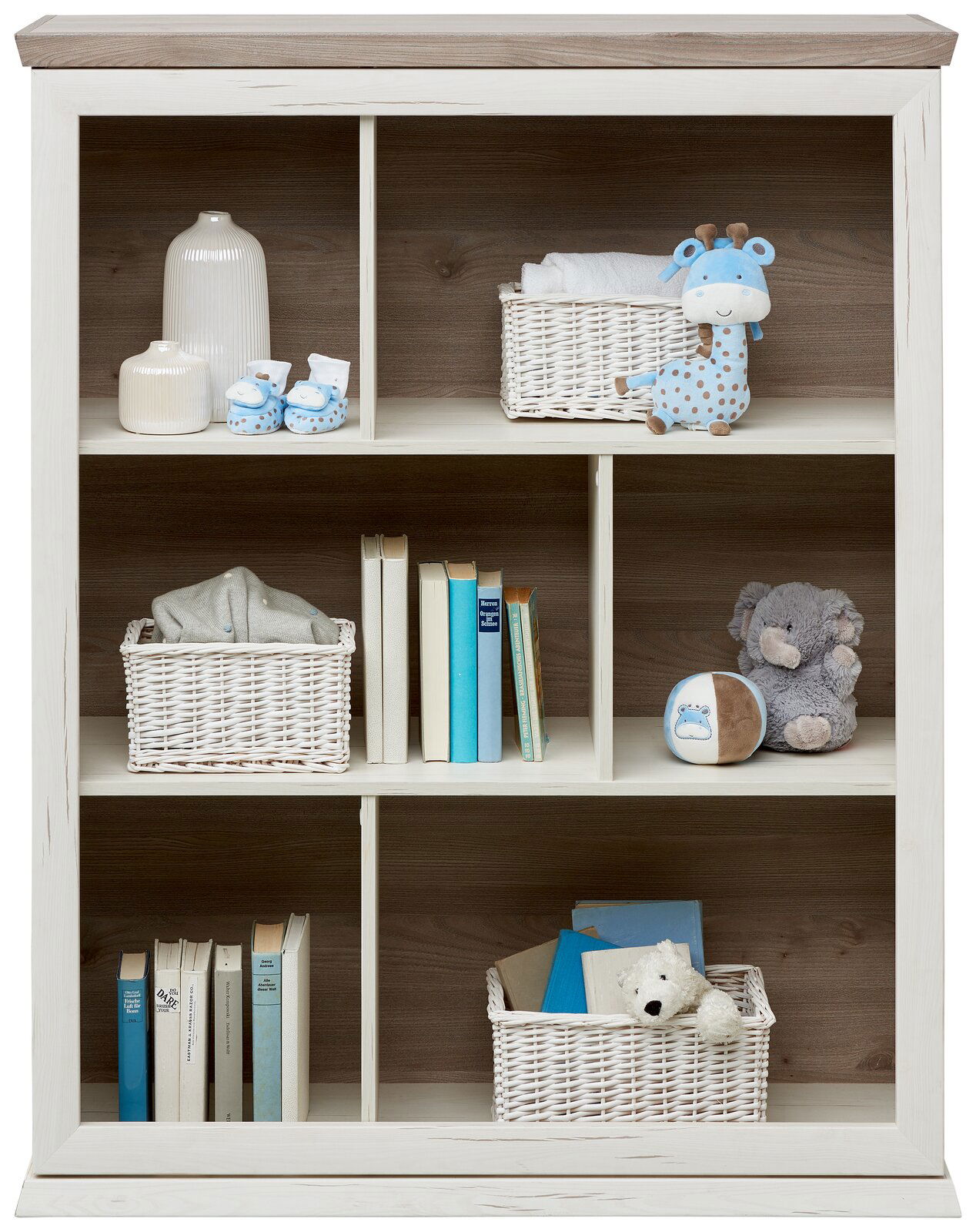 Regal mit mehreren Fächern, gefüllt mit Kinderbüchern, Spielzeug und Körben, aus einer frontalen Perspektive.