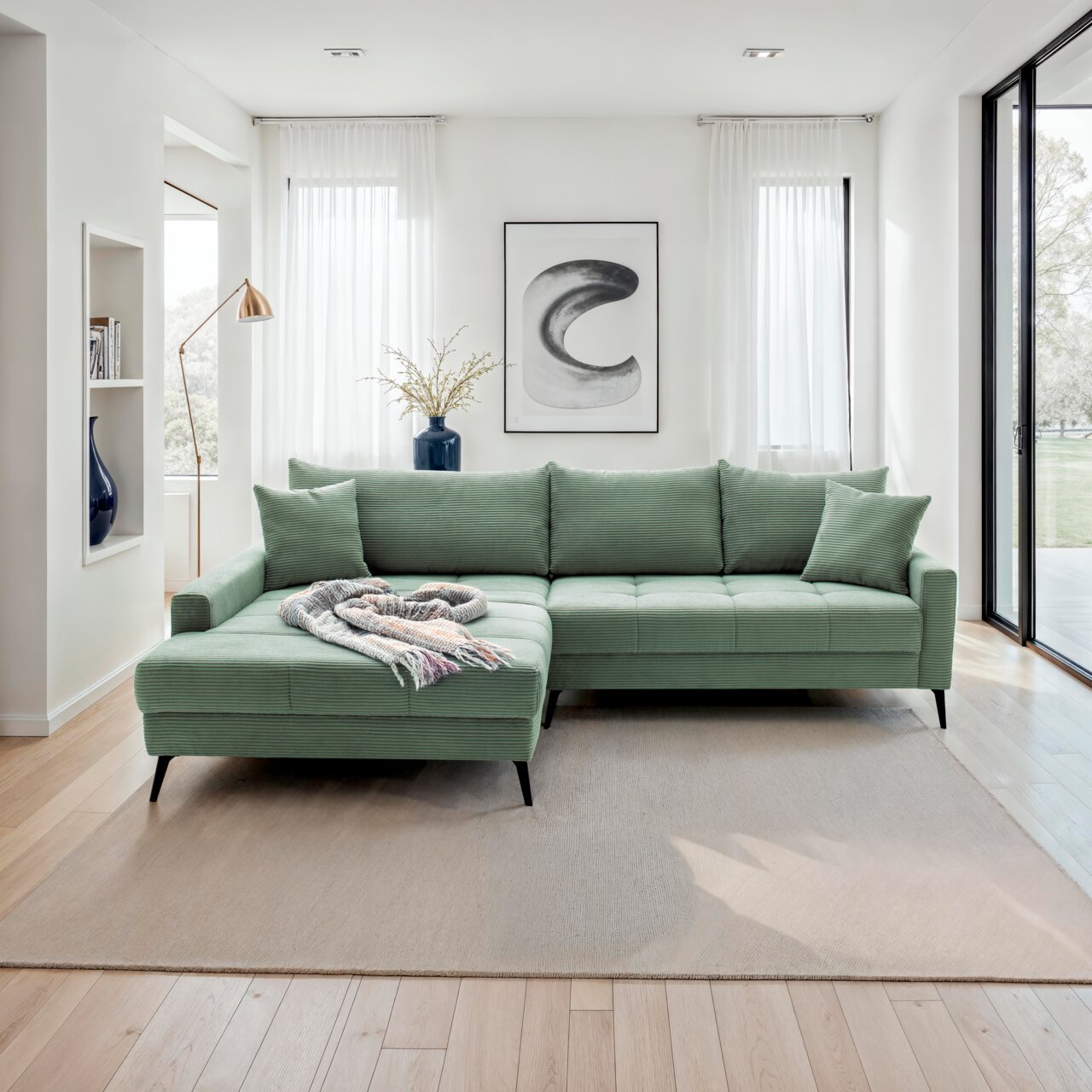 Grünes Ecksofa in modernem Wohnzimmer, linke Perspektive